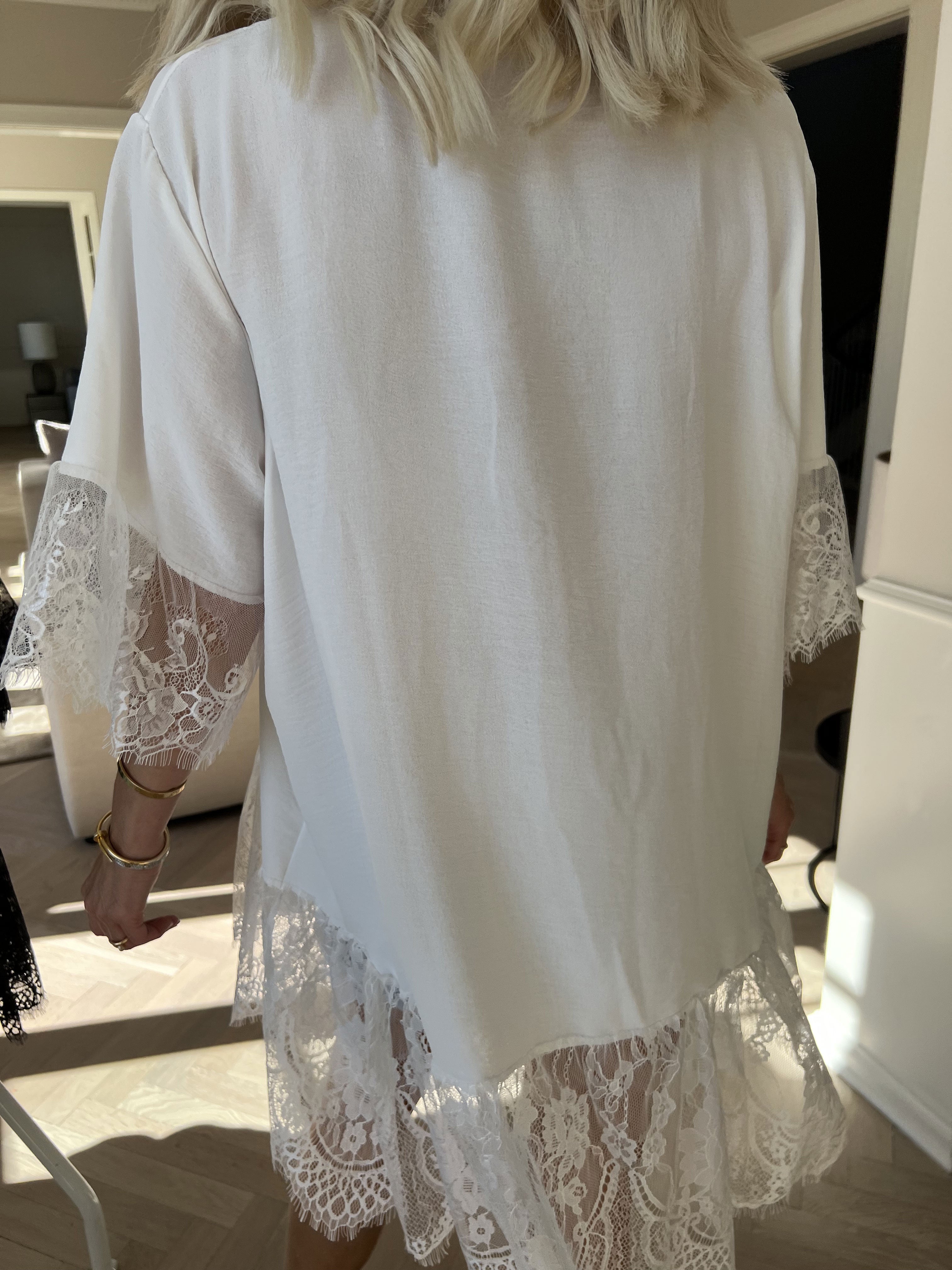 Asta - Sød tunika i viskose med knapper og flæsekanter